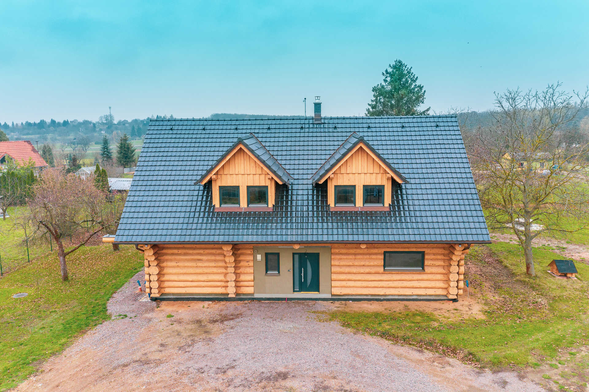 foto srubu z dronu, pohled na zahradu a stromy