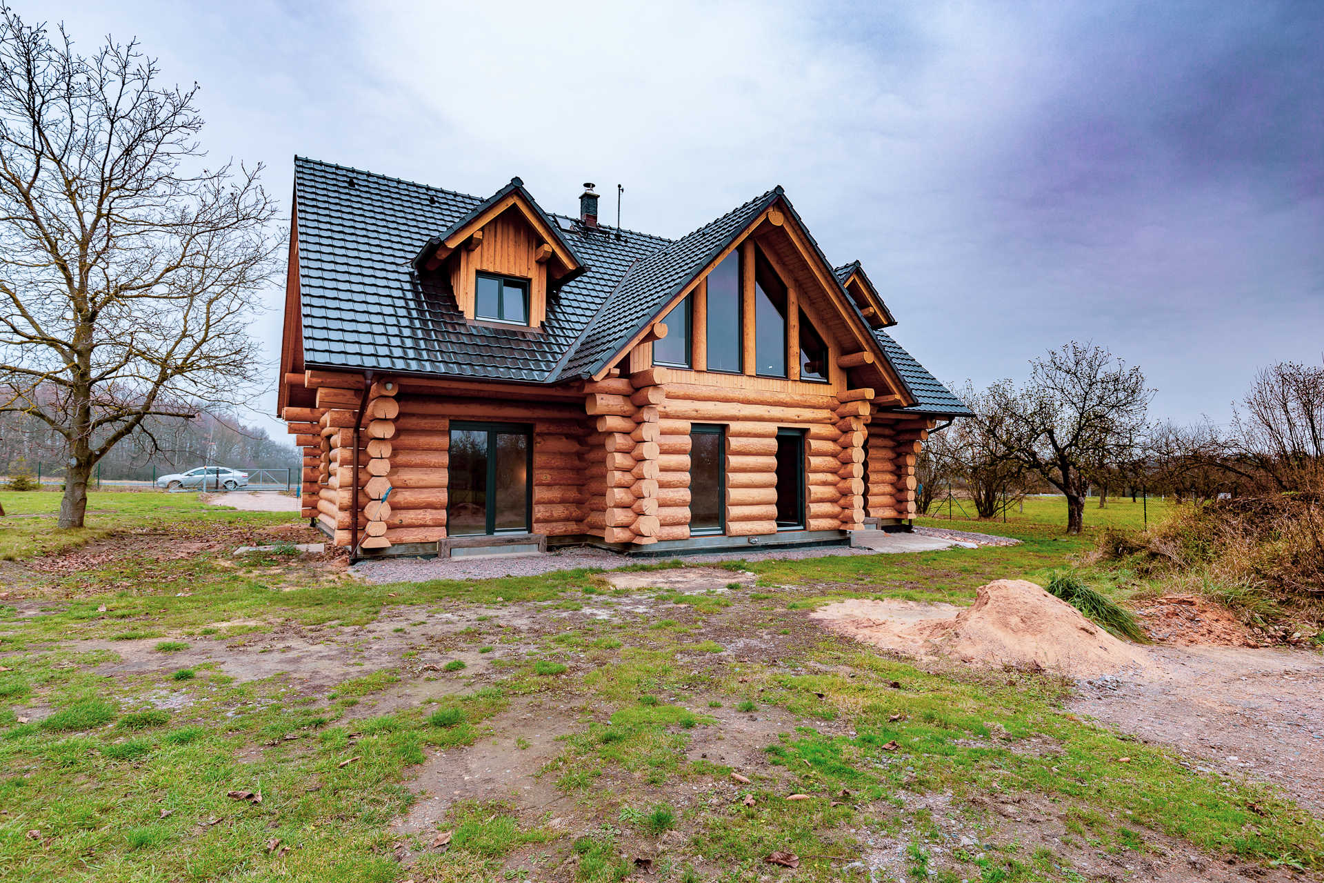 foto zadní strany srubu a pohled na zahradu